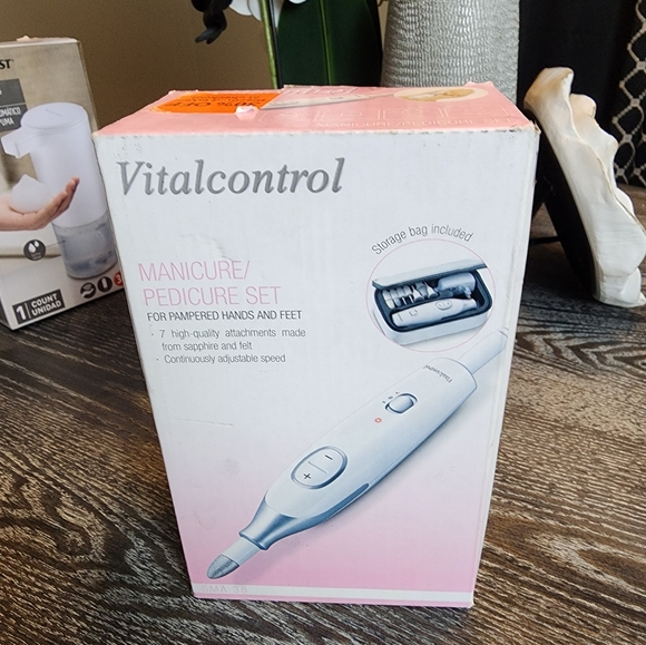 Deluxe Manicure/Pedicure Set - Picture 2 of 7